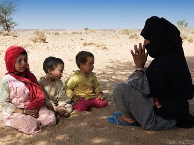 Enfants nomades dans le desert