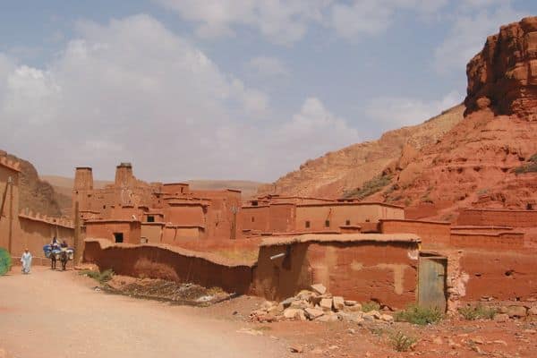 Bou Taghrar dans la vallee des Roses etape du circuit