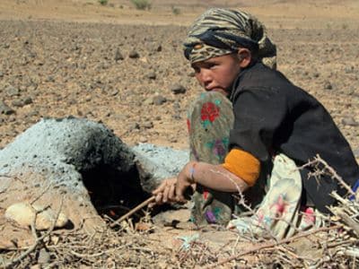 Enfant nomade dans le desert