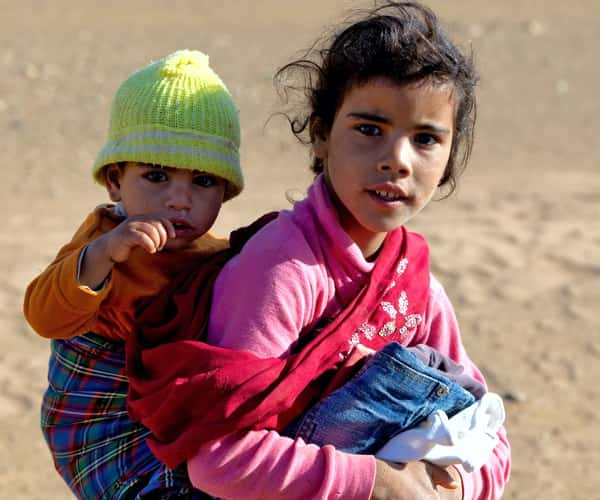 Enfants rencontres dans le desert lors d'un circuit 4x4 Marrakech