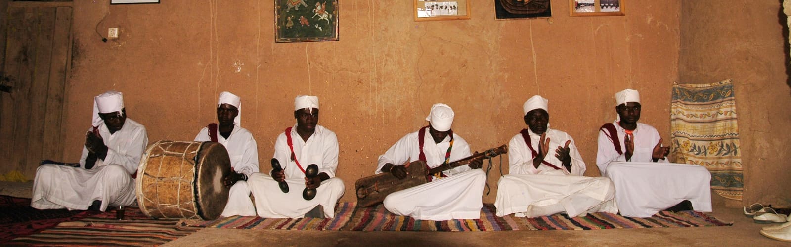 Musiciens gnaoua à Khamlia près de Merzouga