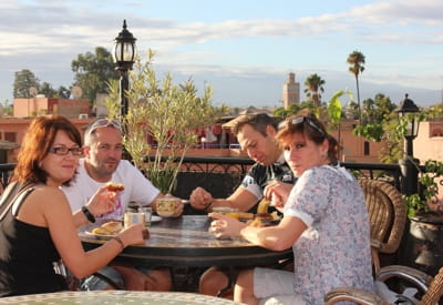 Accompagnantes et vetetistes sur la terrasse d'un riad