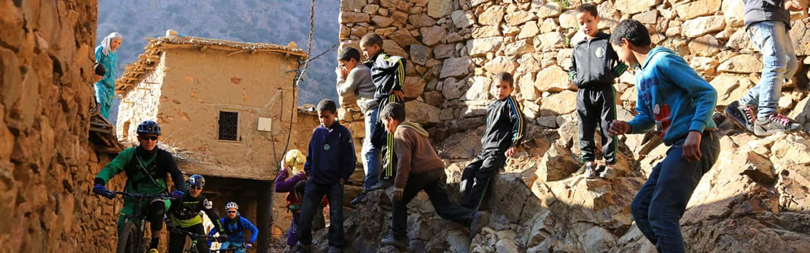 VTT Maroc traversee d'un village de l'Atlas