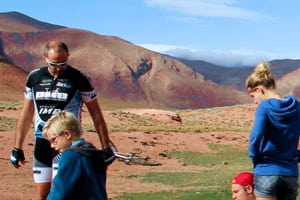 Accompagnant d'un circuit VTT au Maroc