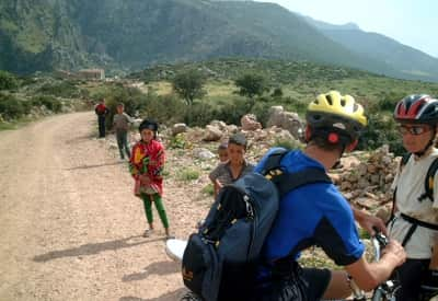 Traversee d'un village à VTT dans l'Atlas