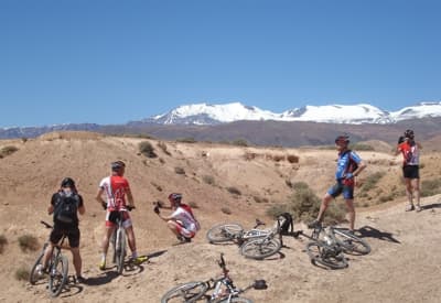 A velo piste dans les contreforts de l'Atlas