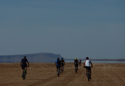 VTT dans le desert, mirage au loin !