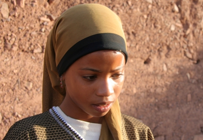 Jeune fille dans l'oasis